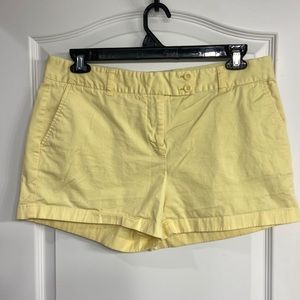 Vineyard Vines Women’s Dayboat Shorts Yellow 14
Double button extend tab